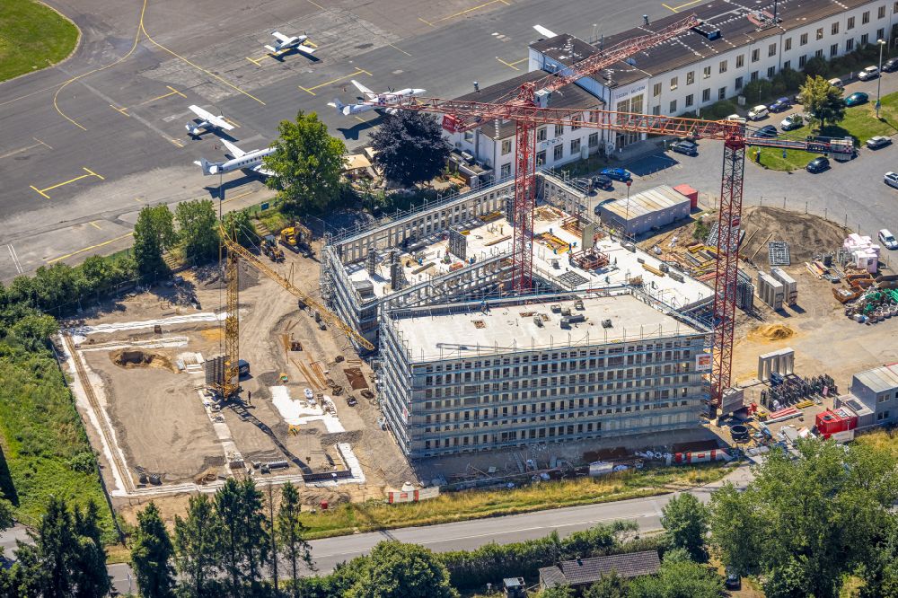 Mülheim an der Ruhr from above - New construction of the company administration building pitstop.de GmbH on street Zeppelinstrasse in the district Flughafensiedlung in Muelheim on the Ruhr at Ruhrgebiet in the state North Rhine-Westphalia, Germany