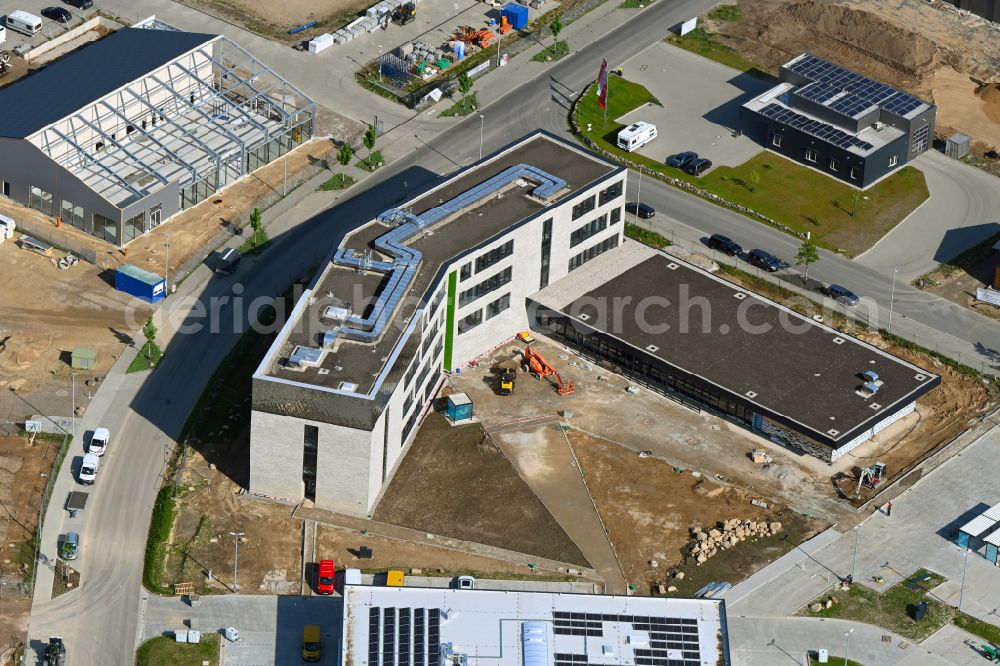 Ratzeburg from the bird's eye view: New construction of the company administration building on street An der Tongrube in Ratzeburg in the state Schleswig-Holstein, Germany