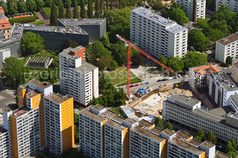 Berlin from above - New construction of a residential and commercial building als Ergaenzung of sogenannten Mendelsohn-Baus with Sitz of Industriegewerkschaft Metall (IGM) on street Neuenburger Strasse in Berlin, Germany