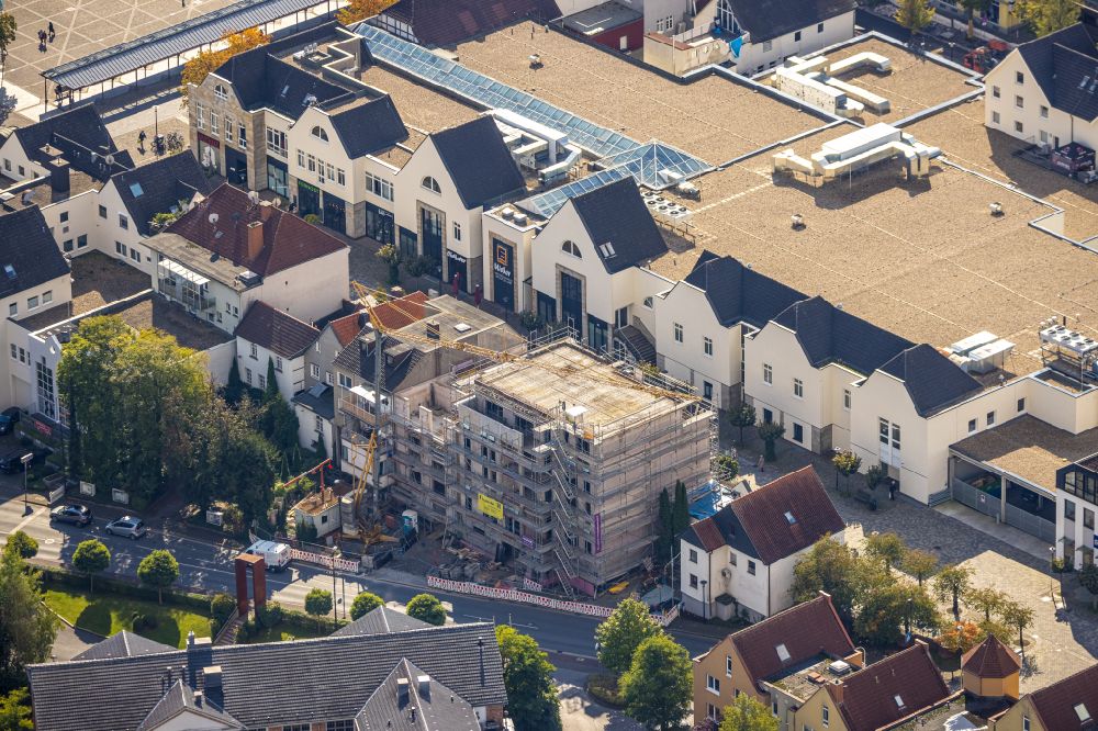 Arnsberg from the bird's eye view: New construction of a residential and commercial building on street Mendener Strasse in Arnsberg at Sauerland in the state North Rhine-Westphalia, Germany
