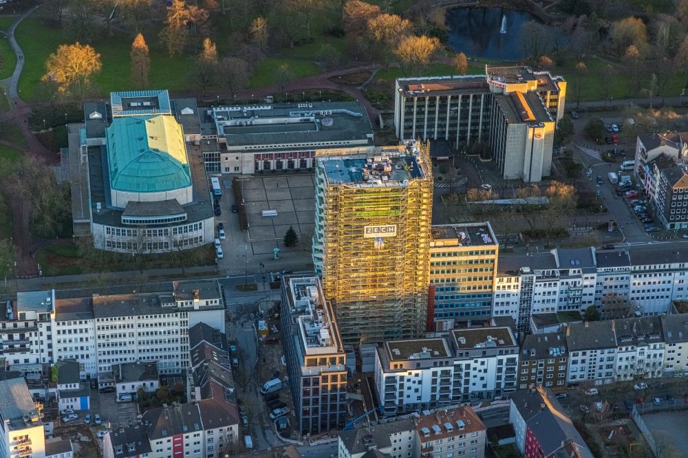 Essen from the bird's eye view: New construction of a residential and commercial building Huyssenallee - corner Heinrichstrasse overlooking the Philharmonie Essen in Essen in the state North Rhine-Westphalia, Germany
