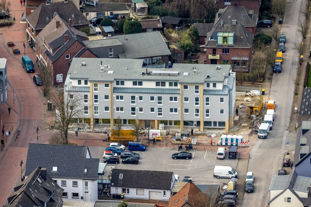 Kirchhellen from the bird's eye view: Construction site for a new residential and commercial building of the Kirchhellener Arkaden in Kirchhellen in the state North Rhine-Westphalia, Germany