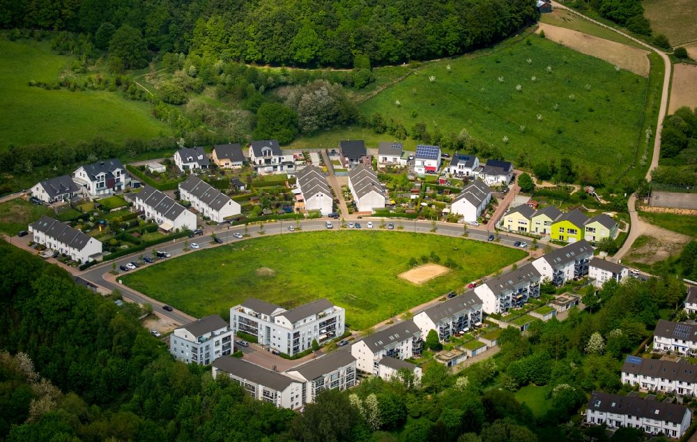 Schwelm from above - Newly developed residential area with single and multi family homes Am Brunnenhof in the North of Schwelm in the state of North Rhine-Westphalia