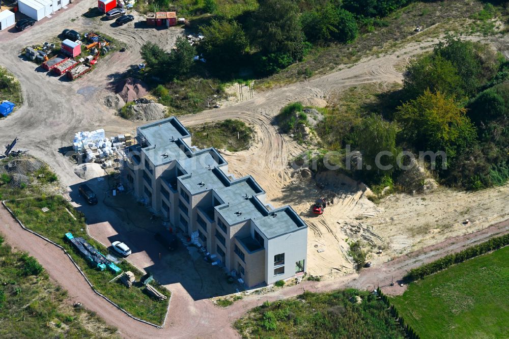 Caputh from the bird's eye view: Construction site of a new residential area of the terraced housing estate in Bluetenviertel on the Schmerberger Weg in Caputh in the state Brandenburg, Germany
