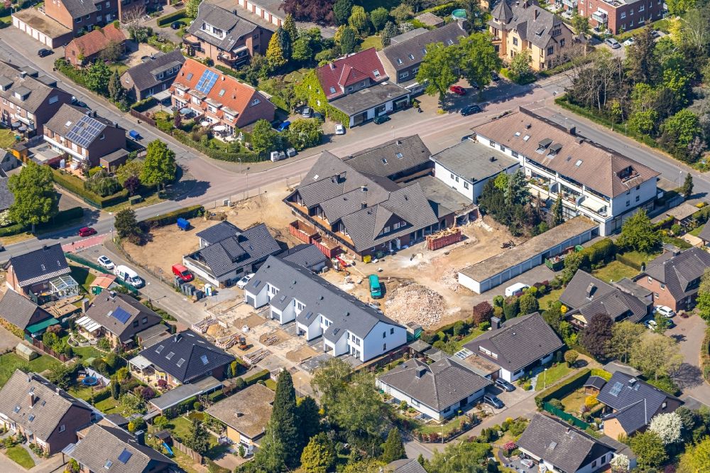 Wesel from the bird's eye view: Construction site of a new residential area of the terraced housing estate on Gelaende es ehemaligen Haus Blumenkamp on Hamminkelner Landstrasse in the district Blumenkamp in Wesel in the state North Rhine-Westphalia, Germany