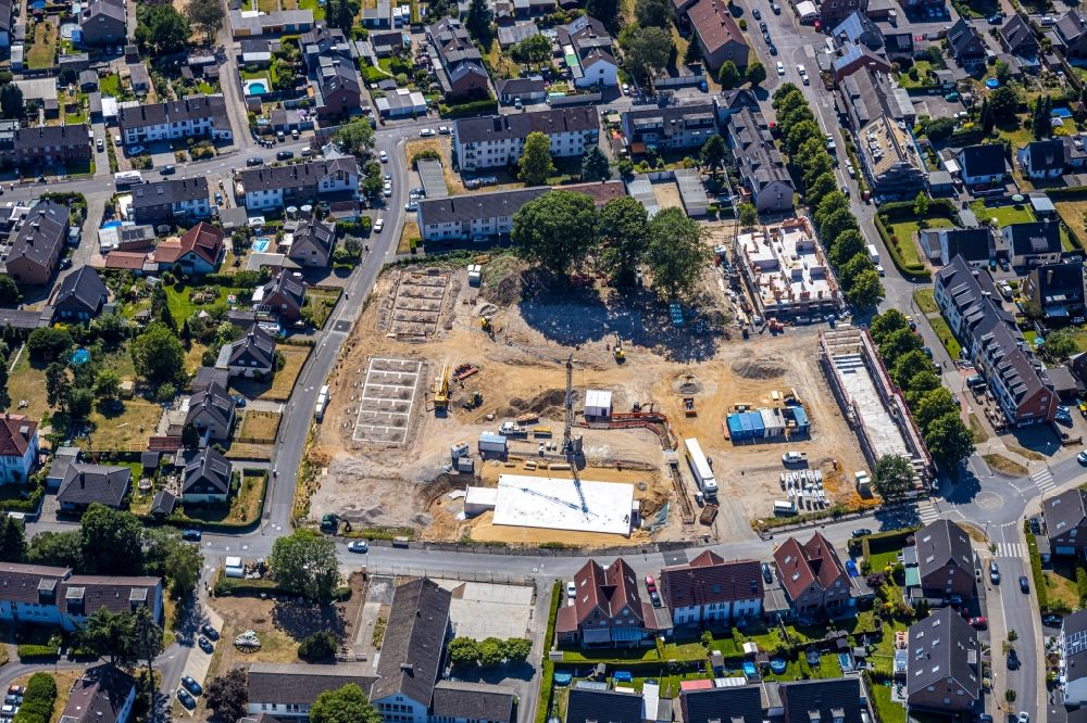 Moers from the bird's eye view: Construction site of a new residential area of the terraced housing estate with kindergarten between Dieselstrasse - Germendonks Kamp - Taubenstrasse on the former premises of the RAG-school in Moers in the state North Rhine-Westphalia, Germany