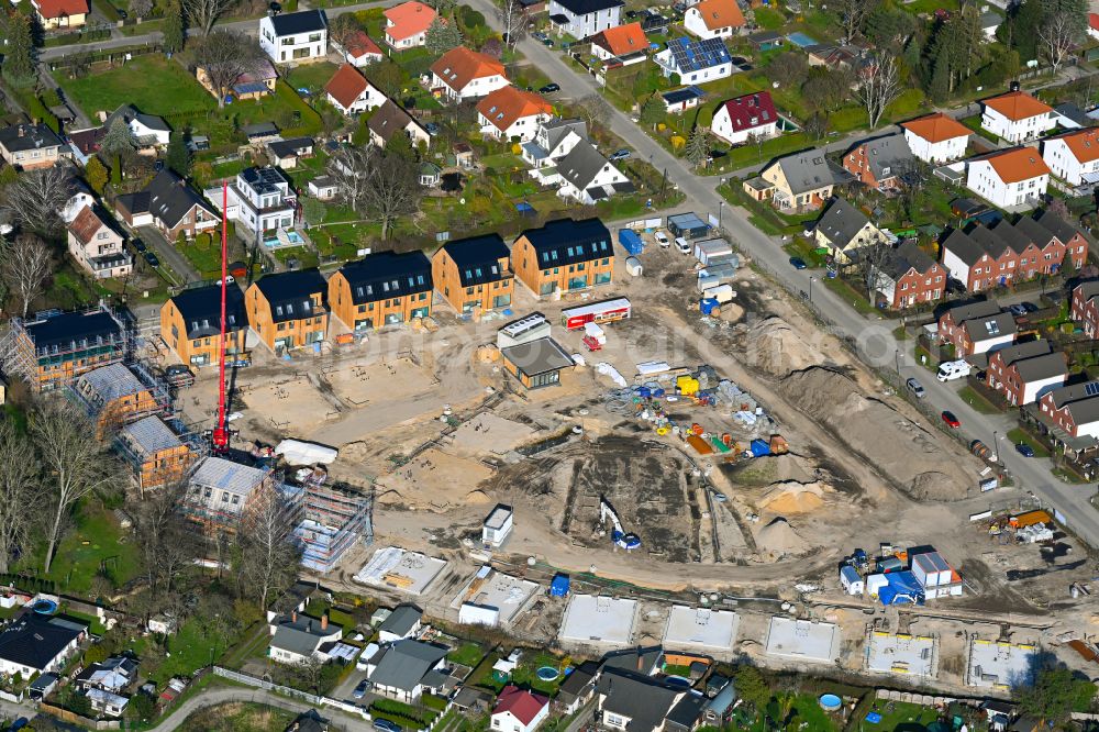 Berlin from the bird's eye view: Construction site of a new residential area of the terraced housing estate Kokoni One on Gravensteiner Strasse in the district Franzoesisch Buchholz in Berlin, Germany