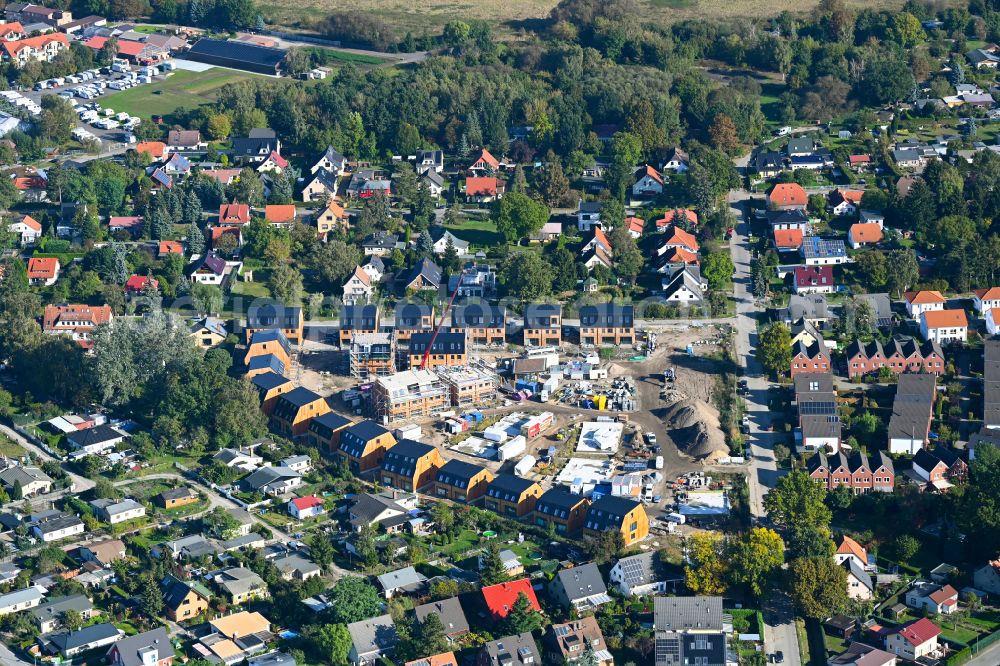Aerial image Berlin - Construction site of a new residential area of the terraced housing estate Kokoni One on Gravensteiner Strasse in the district Franzoesisch Buchholz in Berlin, Germany