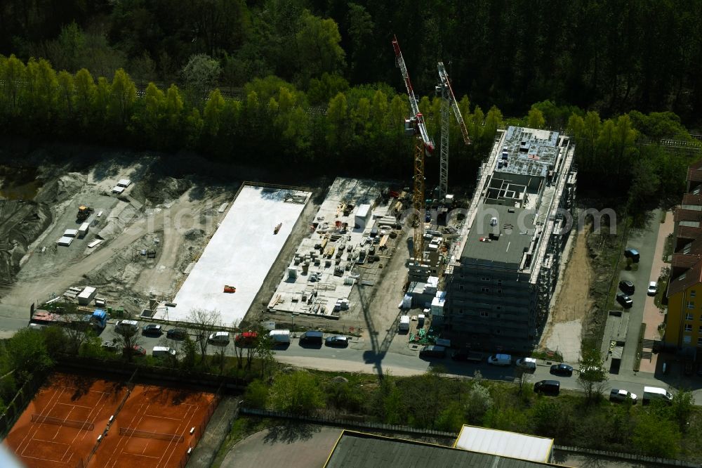 Bernau from above - Construction site of a new residential area of the terraced housing estate Am Mahlbusen in Bernau in the state Brandenburg, Germany
