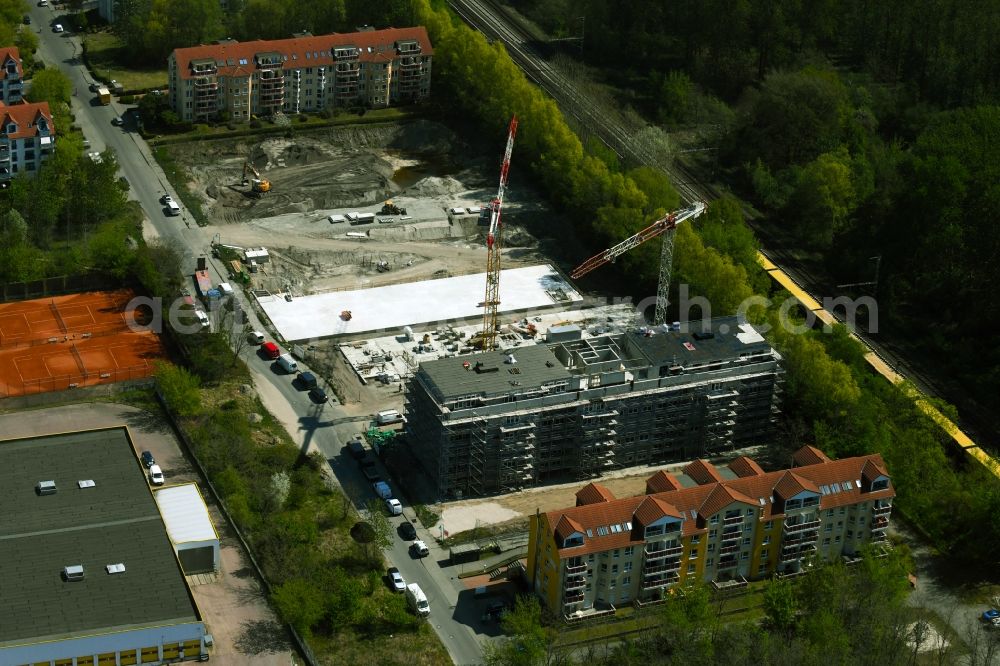 Bernau from the bird's eye view: Construction site of a new residential area of the terraced housing estate Am Mahlbusen in Bernau in the state Brandenburg, Germany