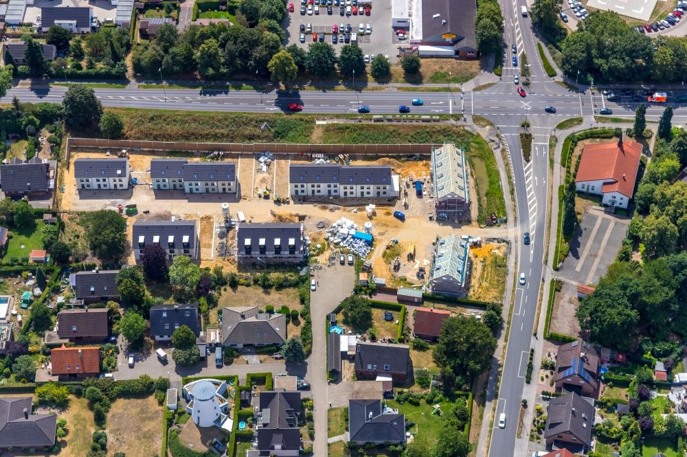 Aerial photograph Wesel - Construction site of a new residential area of the terraced housing estate namens Wohnpark 'An of Rosenstrasse' on Rosenstrasse of Deutsche Reihenhaus AG in Wesel in the state North Rhine-Westphalia, Germany