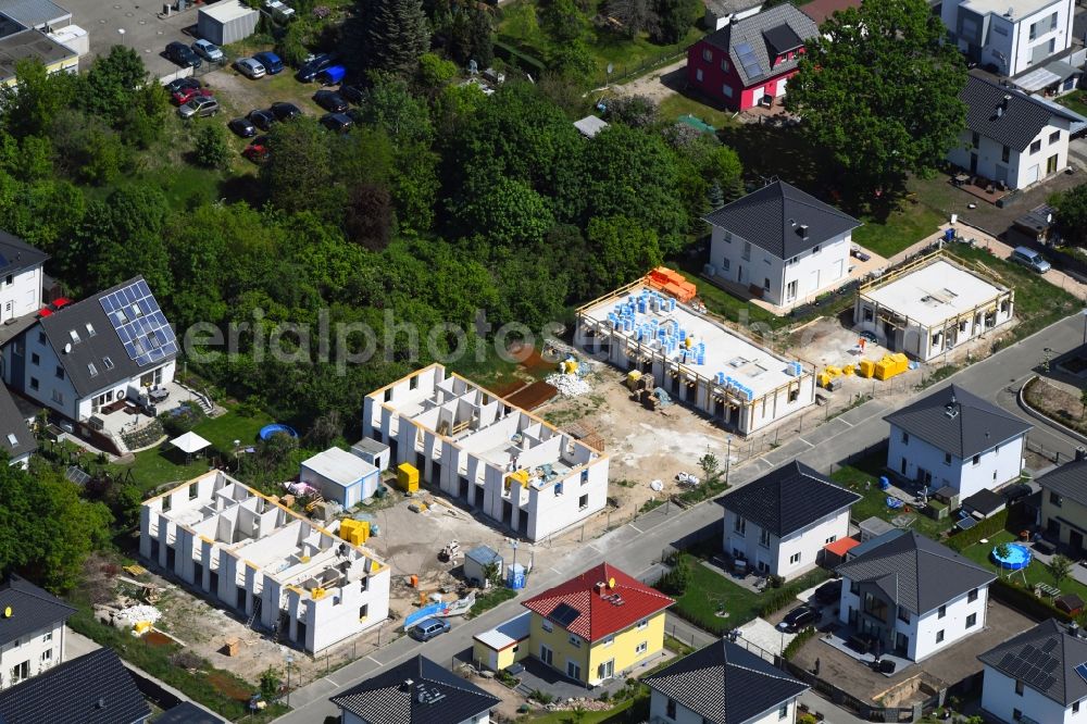 Aerial photograph Berlin - Construction site of a new residential area of the terraced housing estate of the project Theogaerten on Laraweg in the district Mahlsdorf in Berlin, Germany