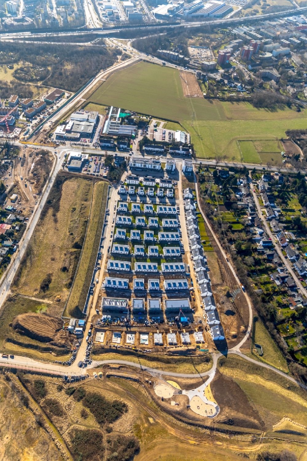 Meerbusch from the bird's eye view: Construction site of a new residential area of the terraced housing estate Unter of Muehle - Ruth-Niehaus-Strasse in Meerbusch in the state North Rhine-Westphalia, Germany
