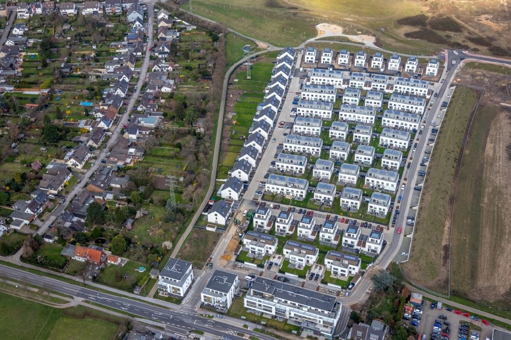 Aerial photograph Meerbusch - Construction site of a new residential area of the terraced housing estate Unter of Muehle - Ruth-Niehaus-Strasse in Meerbusch in the state North Rhine-Westphalia, Germany