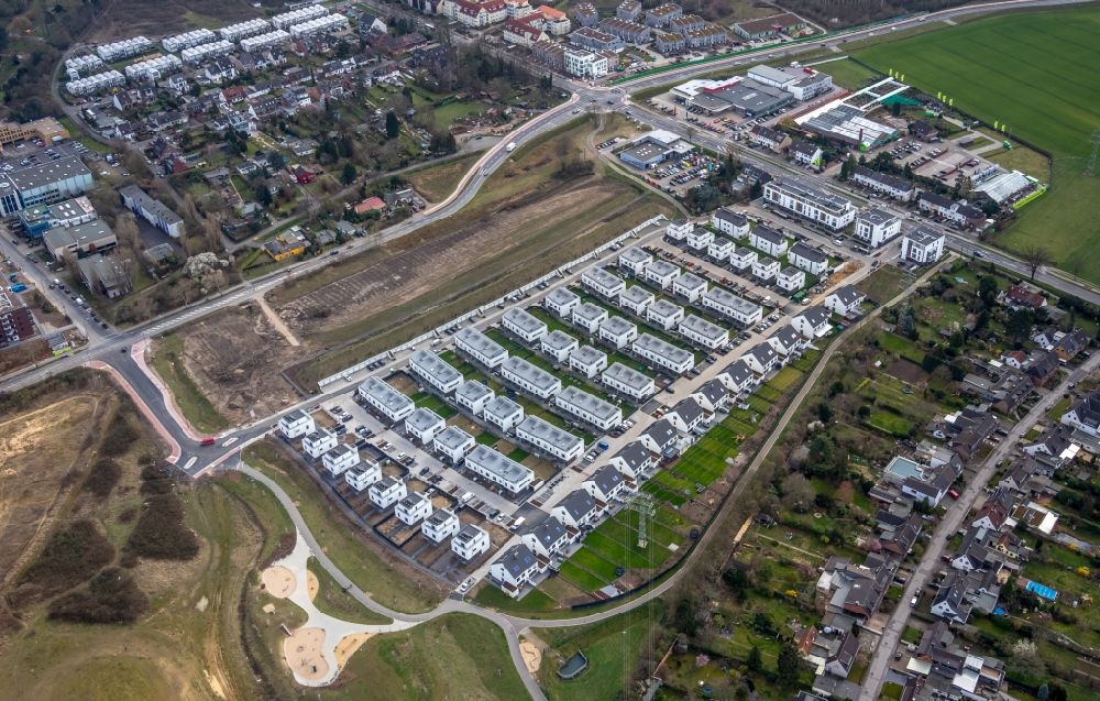 Aerial photograph Meerbusch - Construction site of a new residential area of the terraced housing estate Unter of Muehle - Ruth-Niehaus-Strasse in Meerbusch in the state North Rhine-Westphalia, Germany