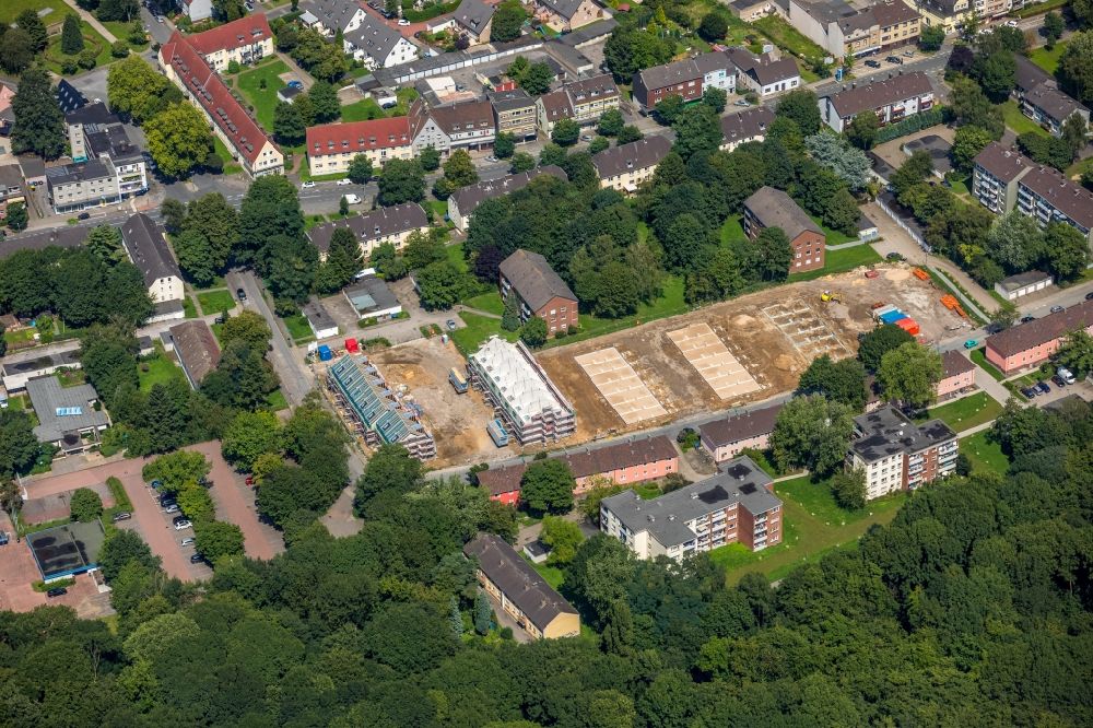 Duisburg from the bird's eye view: Construction site of a new residential area of the terraced housing estate Wohnpark a?? Am Schwimmbad a?? on Lohstrasse in Duisburg in the state North Rhine-Westphalia, Germany