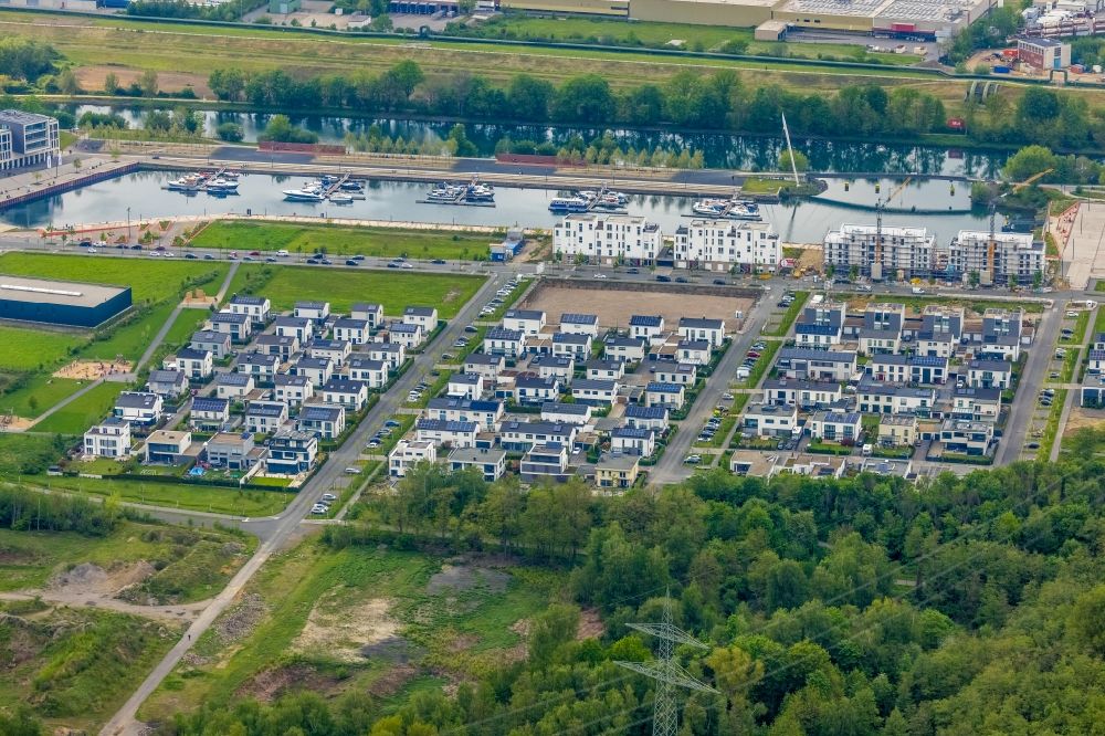 Gelsenkirchen from the bird's eye view: Site development area of the former Zeche Graf Bismarck - remodeling to new construction with residential neighborhoods on the Rhine-Herne Canal in Gelsenkirchen at Ruhrgebiet in North Rhine-Westphalia NRW