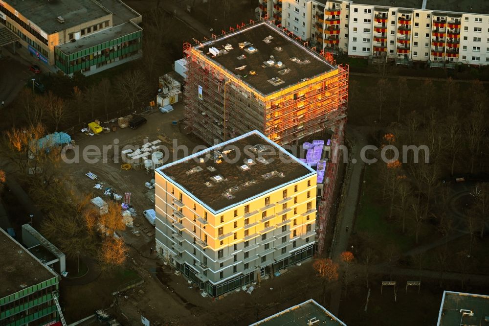 Berlin from the bird's eye view: Construction site for the multi-family residential building Die Neuen Ringkolonnaden in the district Marzahn in Berlin, Germany