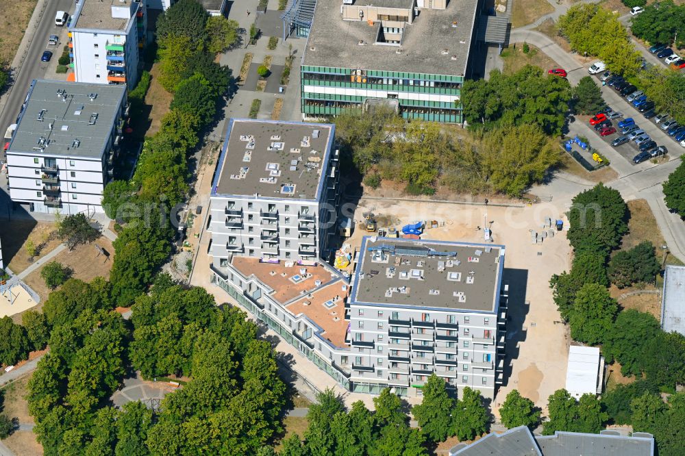 Berlin from the bird's eye view: Construction site for the multi-family residential building Die Neuen Ringkolonnaden in the district Marzahn in Berlin, Germany