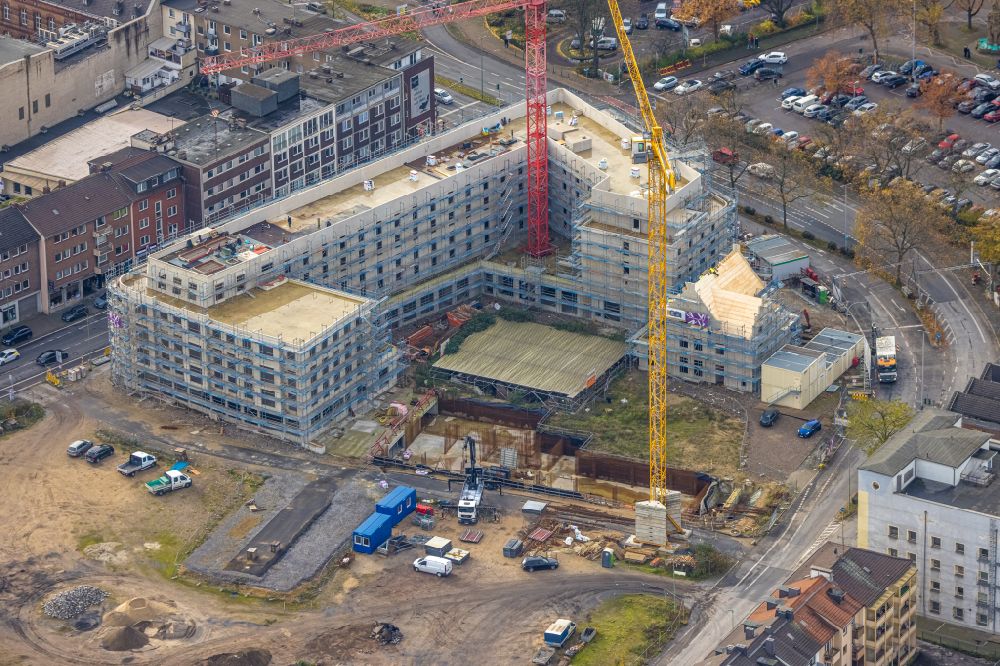 Aerial image Duisburg - Construction site for the new construction of a residential quarter with apartment buildings and residential and commercial buildings Mercator Quartier Duisburg on Oberstrasse in the Dellviertel district in Duisburg in the Ruhr area in the state North Rhine-Westphalia, Germany