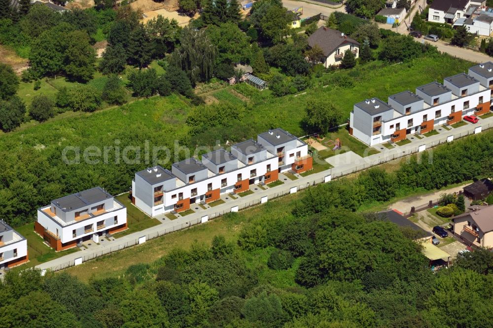 Aerial photograph Warschau - New single family terrace houses in the Czerniakow part of the district of Mokotow in Warsaw in Poland. The homes were built in a large green area in the East of the district. They consist of 3 storeys and are surrounded by allotments and garden plots