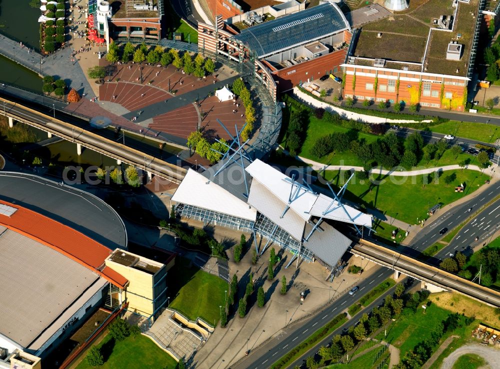 Aerial image Oberhausen - Neue Mitte (New Centre) in Oberhausen in the state of North Rhine-Westphalia. New Centre is a former industrial area which was converted to a leisure and shopping area and site of commercial, cultural and sports activities. View of the Platz der Guten Hoffnung (Square of Good Hope) und the train station New Centre