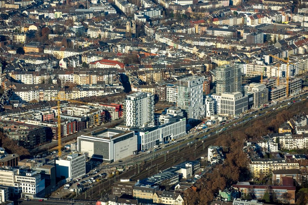Aerial photograph Düsseldorf - New City Quarters and Le Quartier Central in Duesseldorf in the state of North Rhine-Westphalia. The former railway and commercial area is being redeveloped and new residential buildings and parks are being created along Toulouser Allee