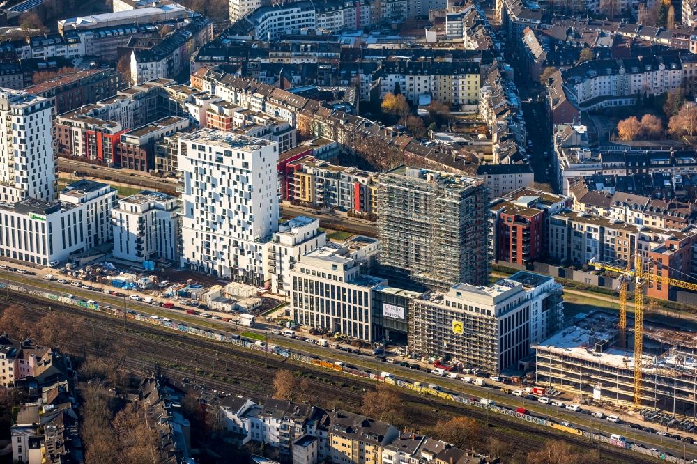 Aerial photograph Düsseldorf - New City Quarters and Le Quartier Central in Duesseldorf in the state of North Rhine-Westphalia. The former railway and commercial area is being redeveloped and new residential buildings and parks are being created along Toulouser Allee