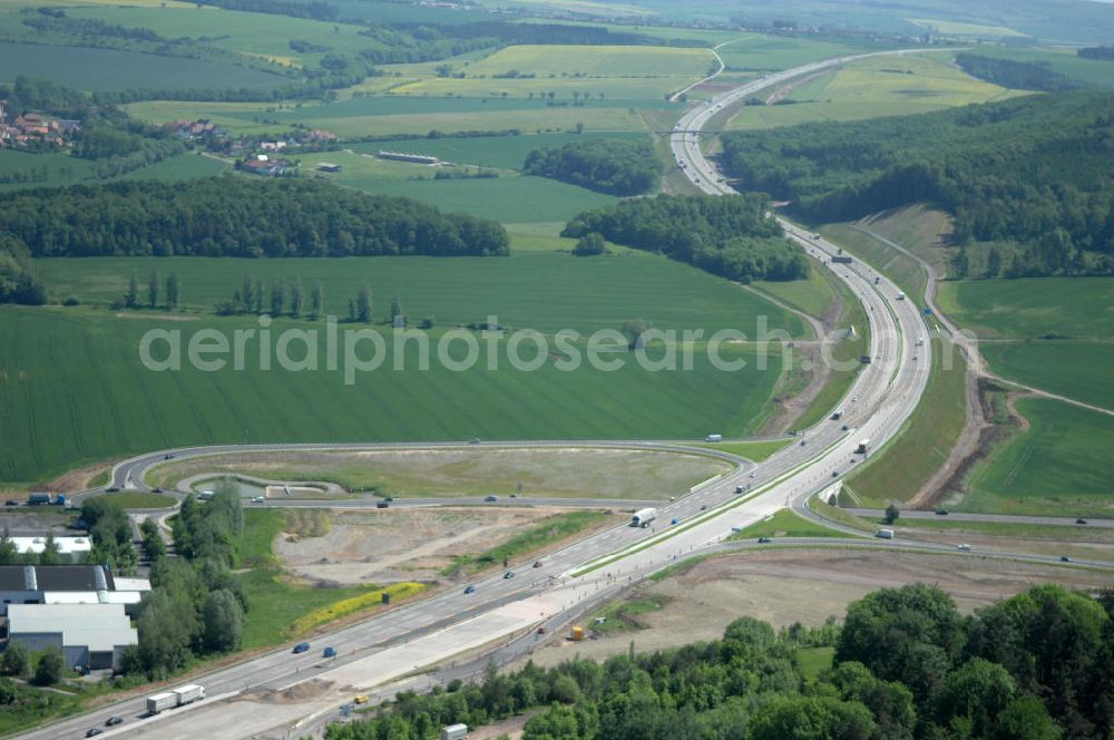 Aerial photograph Deubachshof - Blick auf den neuen E40 / A4 - Autobahnverlauf in Thüringen nach der Verkehrsfreigabe. Durchgeführt werden die im Zuge dieses Projektes notwendigen Arbeiten unter an derem von EUROVIA Verkehrsbau Union sowie der Niederlassungen Abbruch und Erdbau, Betonstraßenbau, Ingenieurbau und TECO Schallschutz der EUROVIA Beton sowie der DEGES. View of the new A4 motorway course E40 / A4 near Deubachshof in thuringia