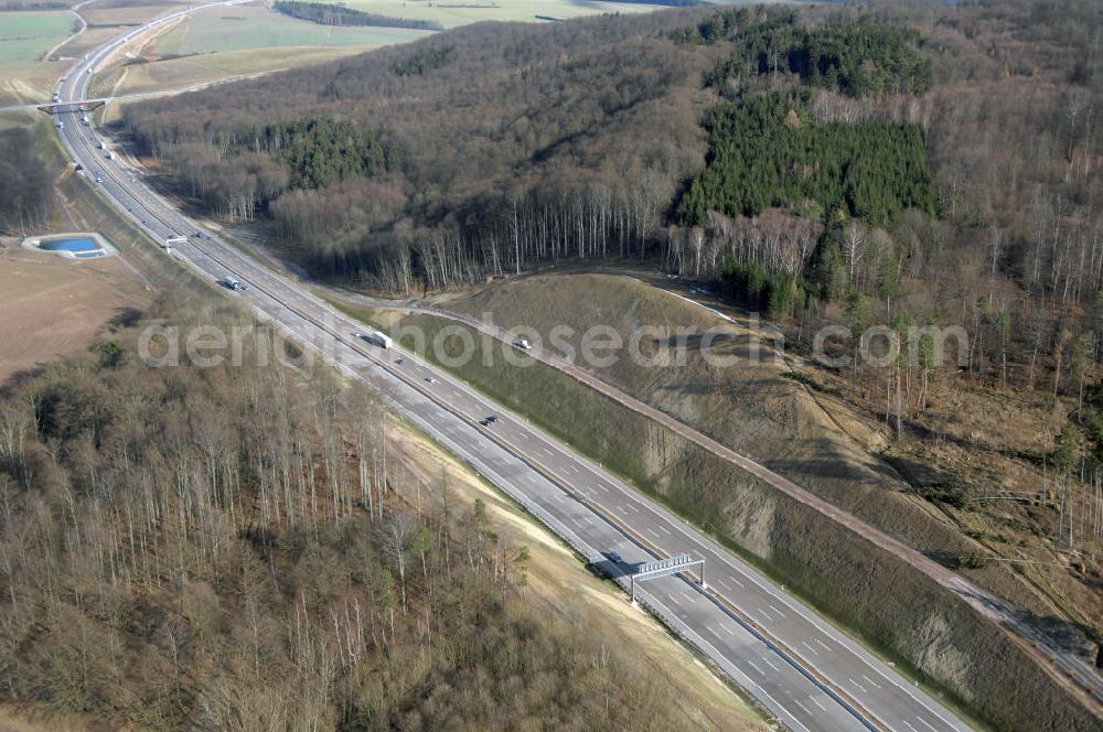 Aerial image Stregda - Blick auf den neuen E40 / A4 - Autobahnverlauf in Thüringen nach der teilweisen Verkehrsfreigabe. Durchgeführt werden die im Zuge dieses Projektes notwendigen Arbeiten unter an derem von EUROVIA Verkehrsbau Union sowie der Niederlassungen Abbruch und Erdbau, Betonstraßenbau, Ingenieurbau und TECO Schallschutz der EUROVIA Beton sowie der DEGES. View of the new A4 motorway course E40 / A4 near Stregda in thuringia