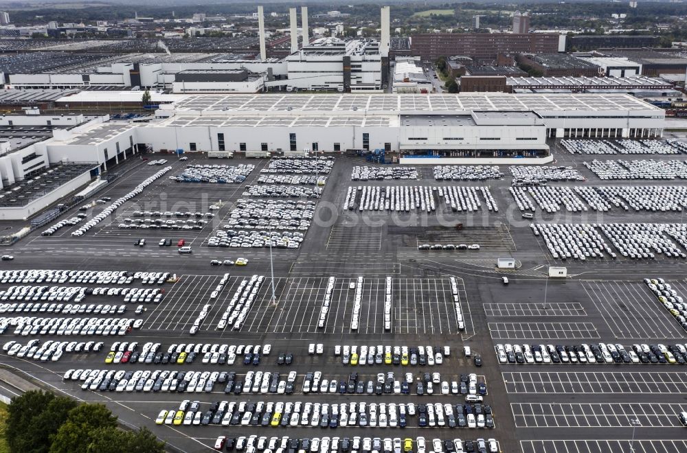 Aerial photograph Wolfsburg - Automobiles - cars on the parking spaces in the outdoor area of VW - Volkswagenwerk in the district Kaestorf in Wolfsburg in the state Lower Saxony, Germany