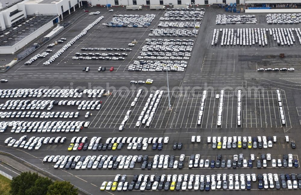 Wolfsburg from the bird's eye view: Automobiles - cars on the parking spaces in the outdoor area of VW - Volkswagenwerk in the district Kaestorf in Wolfsburg in the state Lower Saxony, Germany