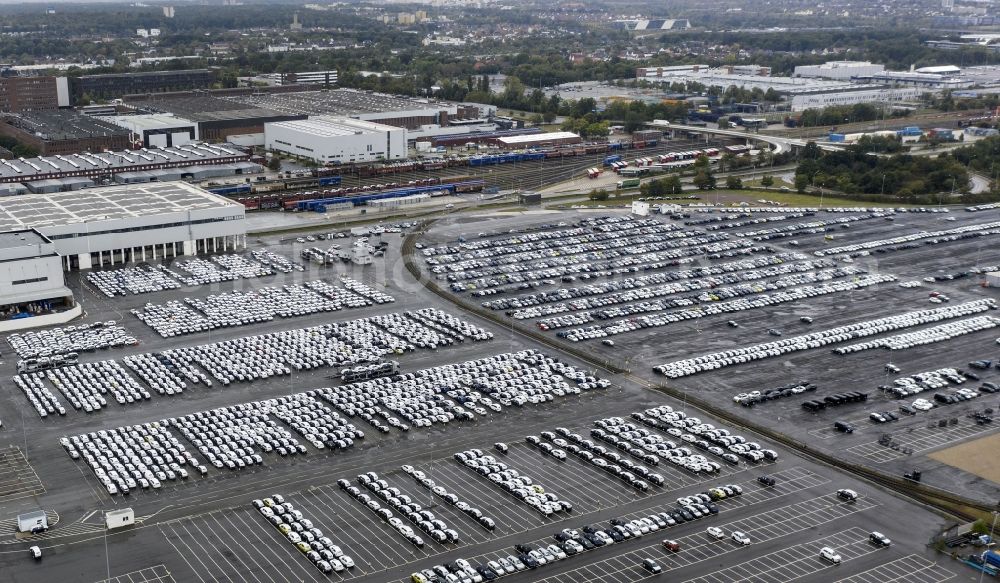 Aerial image Wolfsburg - Automobiles - cars on the parking spaces in the outdoor area of VW - Volkswagenwerk in the district Kaestorf in Wolfsburg in the state Lower Saxony, Germany