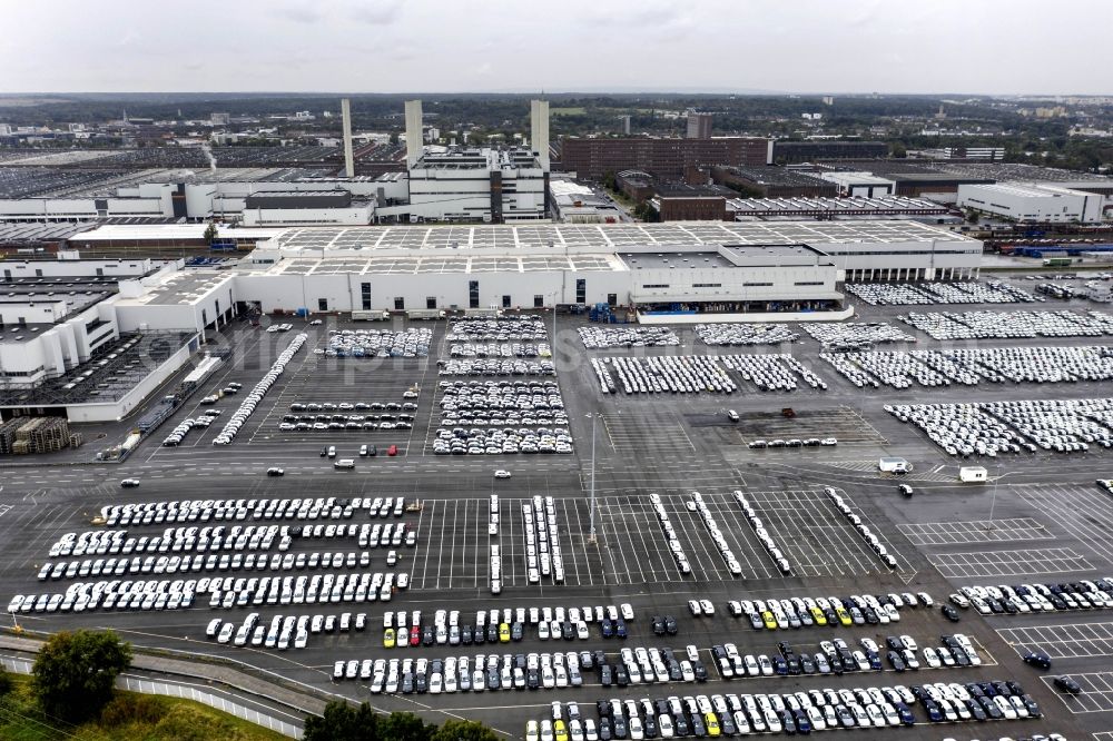 Wolfsburg from above - Automobiles - cars on the parking spaces in the outdoor area of VW - Volkswagenwerk in the district Kaestorf in Wolfsburg in the state Lower Saxony, Germany