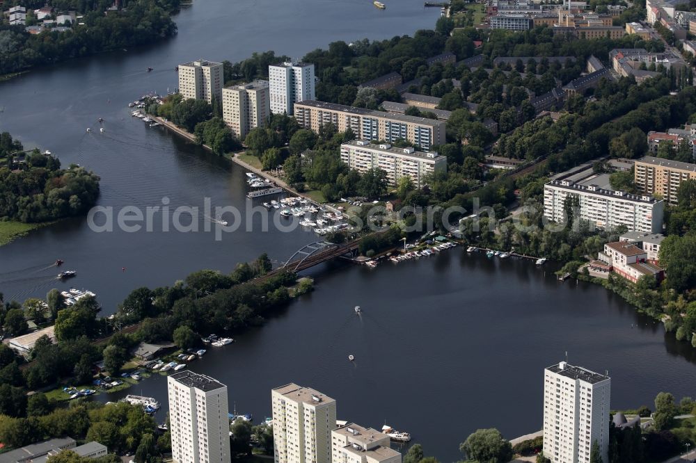 Potsdam from the bird's eye view: Riparian zones on the course of the river of Havel in Bereich of Neustaedter Havelbucht in the district Noerdliche Innenstadt in Potsdam in the state Brandenburg, Germany