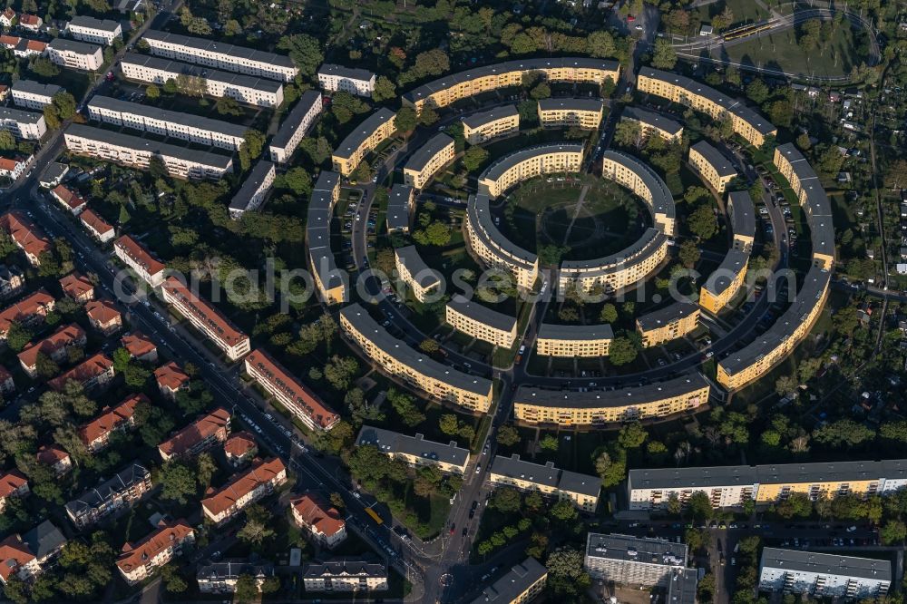 Leipzig from the bird's eye view: Residential area a row house settlement Nibelungensiedlung - Rundling on Siegfriedplatz - Nibelungenring in the district Loessnig in Leipzig in the state Saxony, Germany