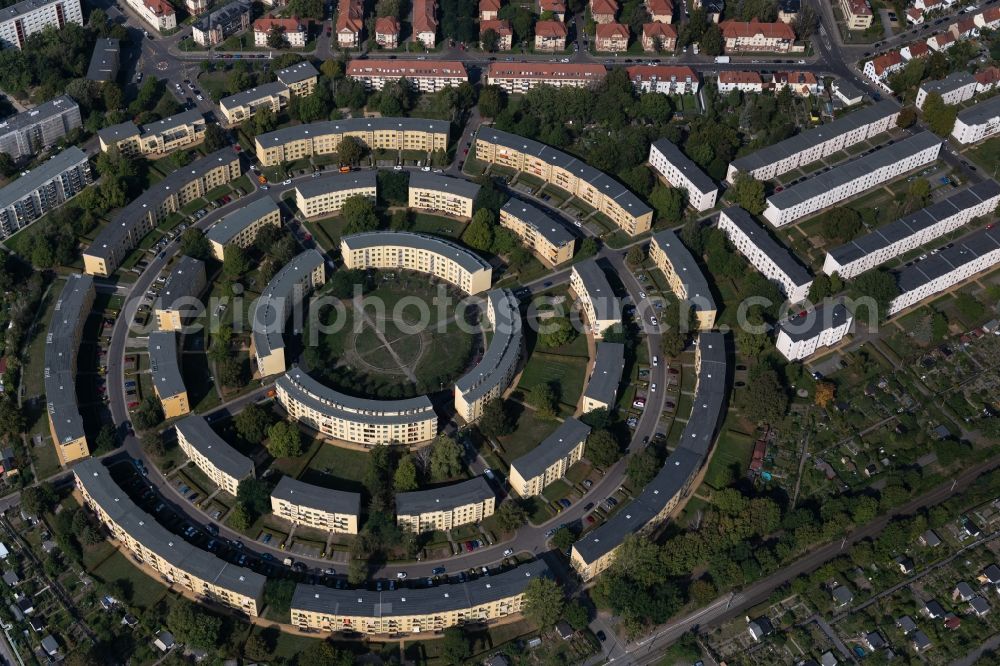 Leipzig from the bird's eye view: Residential area a row house settlement Nibelungensiedlung - Rundling on Siegfriedplatz - Nibelungenring in the district Loessnig in Leipzig in the state Saxony, Germany