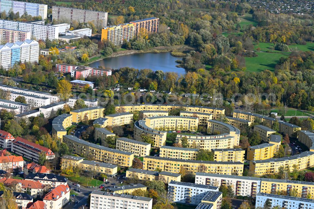 Aerial photograph Leipzig - Residential area a row house settlement Nibelungensiedlung - Rundling on Siegfriedplatz - Nibelungenring in the district Loessnig in Leipzig in the state Saxony, Germany