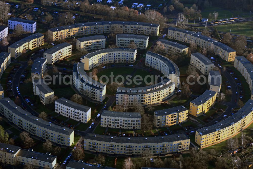 Aerial image Leipzig - Residential area a row house settlement Nibelungensiedlung - Rundling on Siegfriedplatz - Nibelungenring in the district Loessnig in Leipzig in the state Saxony, Germany