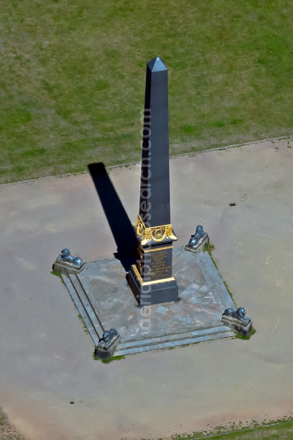 Braunschweig from the bird's eye view: Obelisk in the park on Loewenwall in Brunswick in the state Lower Saxony, Germany