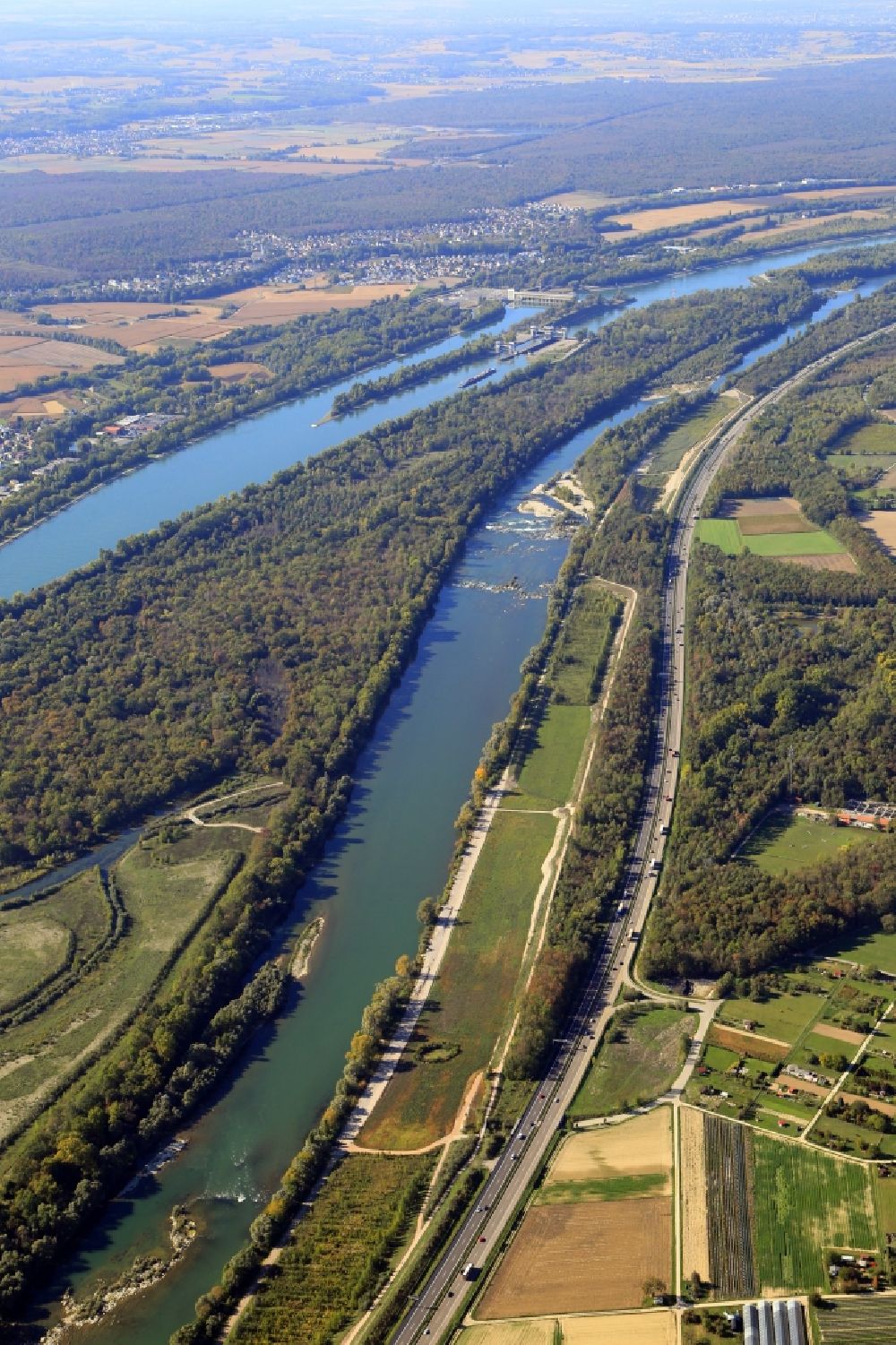 Aerial photograph Efringen-Kirchen - Popular nudist beach are the Isteiner thresholds in the river Rhine at the district Istein of Efringen-Kirchen in the state of Baden-Wuerttemberg. Parallel to the Upper Rhine (right) runs the Grand Canal of Alsace ( Grand Canal d'Alsace )