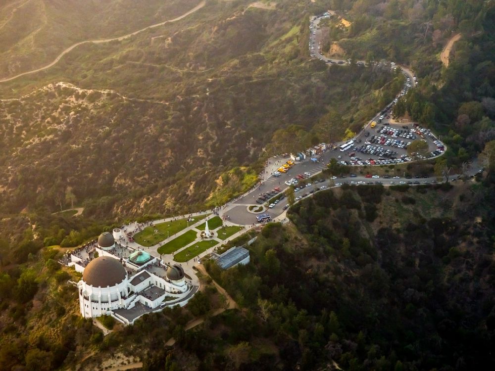 Los Angeles from the bird's eye view: Observatory and Planetariumskuppel- constructional building complex of Griffith Observatory on Mount Hollywood in Los Angeles in California, USA