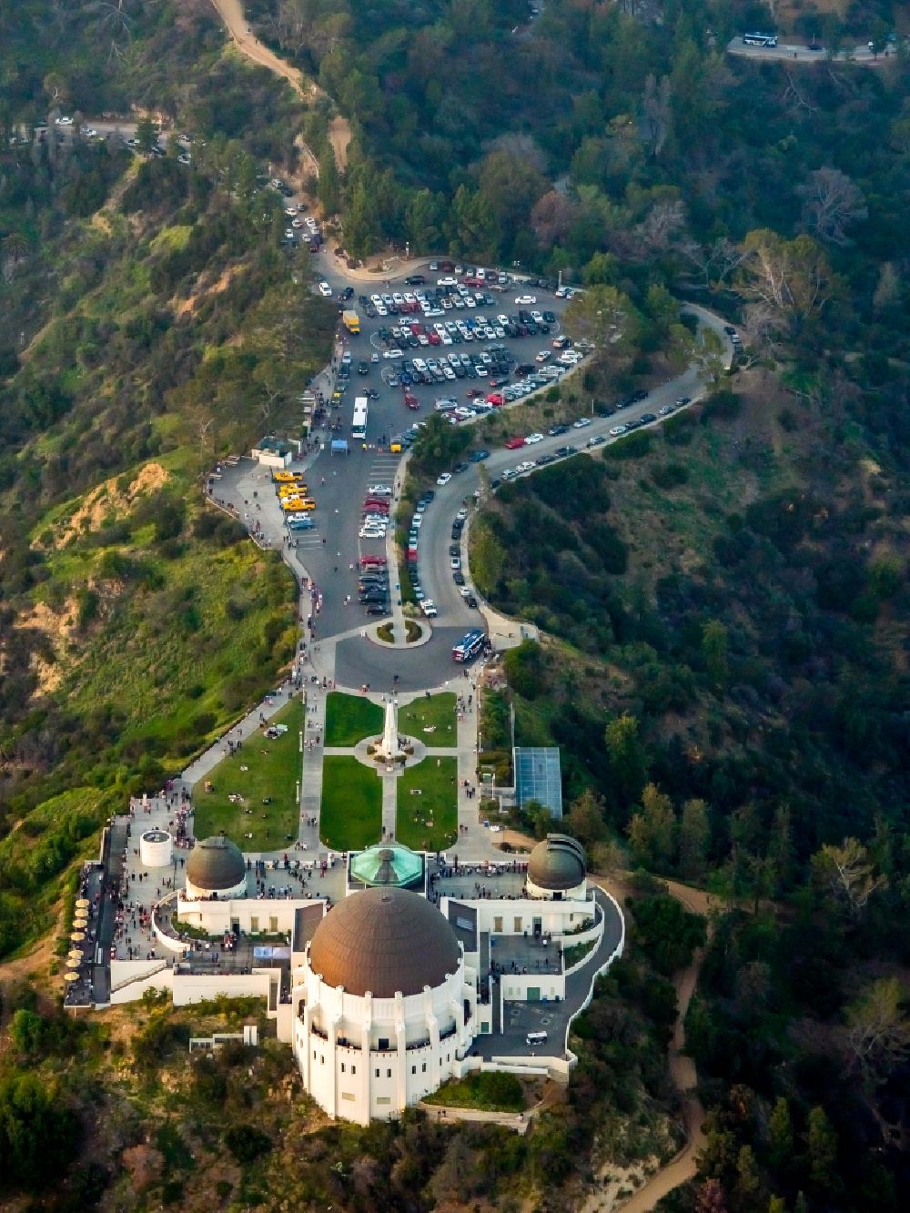 Aerial image Los Angeles - Observatory and Planetariumskuppel- constructional building complex of Griffith Observatory on Mount Hollywood in Los Angeles in California, USA