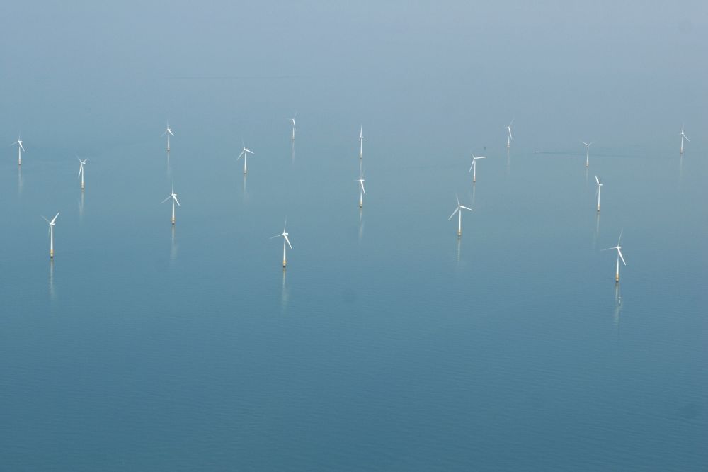 Aerial image Nordsee, Themsemündung - Windmills of Kentisch Flats in the North Sea in the Thames estuary. Kentish Flats is a offshore wind farm in the south-western North Sea off the southeastern coast of England, operated by Vattenfall. He was with commissioning in 2005, the UK's largest offshore wind farm, but was soon surpassed by other wind farms in terms of electrical power