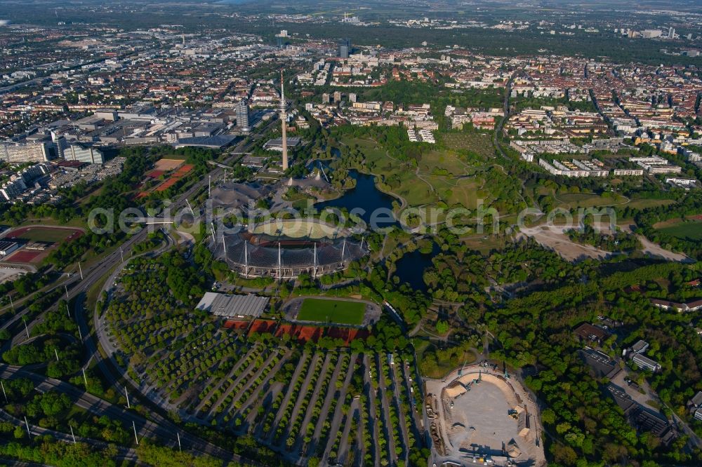 Aerial photograph München - The grounds of the Olympic Park with lake, stadium and television tower in the district of Milbertshofen-Am Hart in Munich in the state Bavaria, Germany