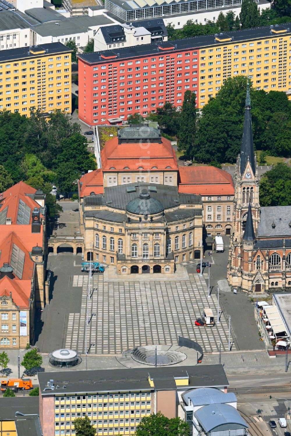 Chemnitz from the bird's eye view: Opera house Chemnitz with the Theaterplatz and the Petrikirche in Chemnitz in the state Saxony