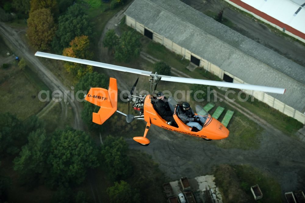 Saarmund from above - Helicopter in flight Ultraleicht - Gyrocopter of the Gyronautix school with the identification D-MTBF over the air space in Saarmund in the state Brandenburg
