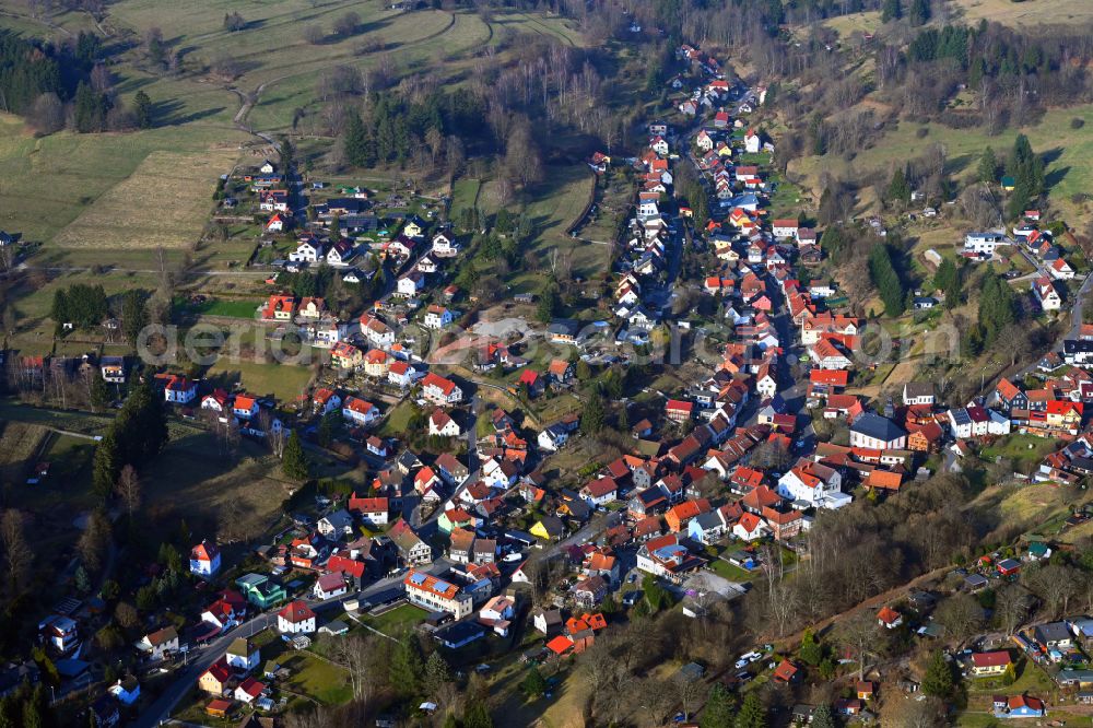 Albrechts from the bird's eye view: Town View of the streets and houses of the residential areas on street Kirchberg in Albrechts in the state Thuringia, Germany