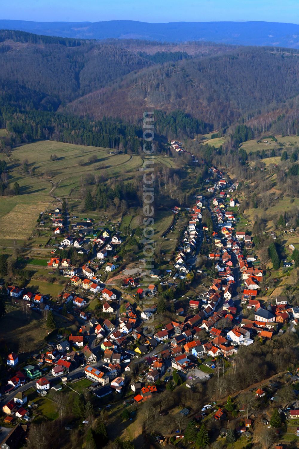 Aerial image Albrechts - Town View of the streets and houses of the residential areas on street Kirchberg in Albrechts in the state Thuringia, Germany