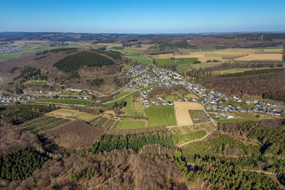 Aerial photograph Antfeld - Town View of the streets and houses of the residential areas in Antfeld at Sauerland in the state North Rhine-Westphalia, Germany